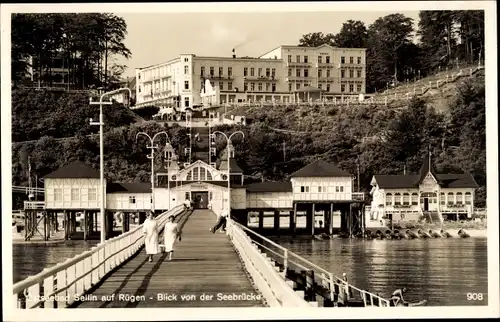 Ak Ostseebad Sellin auf Rügen, Blick von der Seebrücke auf die Kurgebäude