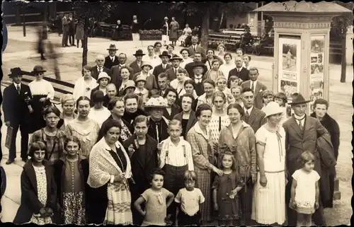 Foto Ak Bad Pyrmont in Niedersachsen, Gruppenbild an der Litfaßsäule