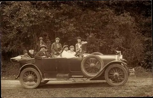 Foto Ak Männer und Frauen in einem Automobil