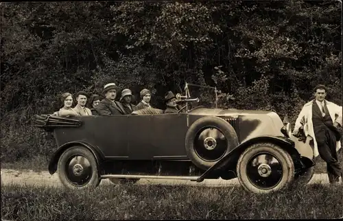 Foto Ak Männer und Frauen in einem Automobil