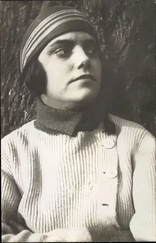 Foto Ak Portrait einer jungen Frau, Pullover, Mütze, Hatty and Mac Deece