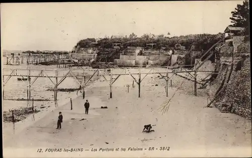 Ak Fouras les Bains Charente Maritime, Les Pontons et les Falaises