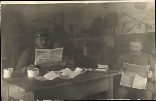 Foto Ak Russland, Deutsche Soldaten in Uniformen lesen Hannoverscher Anzeiger, I WK