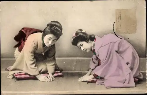 Ak Zwei Japanerinnen in Kimonos auf dem Boden knieend