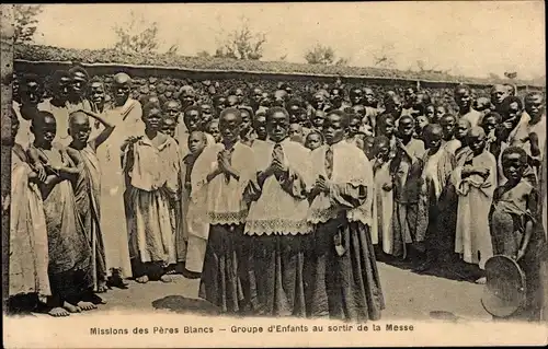 Ak Afrika, Missions des Peres Blancs, Groupe d'Enfants au sortir de la Messe, Kinder beim Gebet
