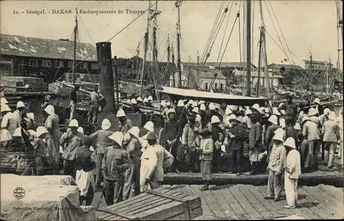 Ak Dakar Senegal, Embarquement de Troupes, Truppen im Hafen