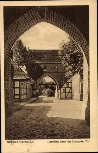 Ak Neubrandenburg, Durchblick durch das Stargarder Tor