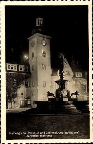 Foto Ak Freiberg in Sachsen, Rathaus und Denkmal "Otto der Reiche" in Festbeleuchtung