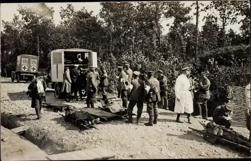 Foto Ak Deutsche Sanitätstruppe mit Kraftfahrzeugen im Einsatz, 1. WK