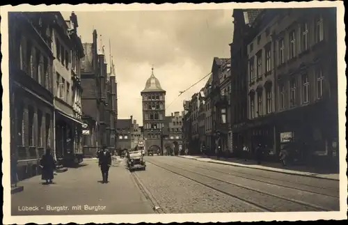 Ak Hansestadt Lübeck, Burgstraße mit Burgtor