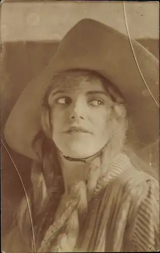 Foto Ak Portrait einer Frau, Hut, Zöpfe, Hatty and Mac Deece