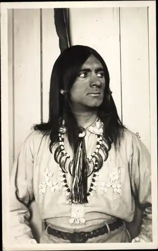 Foto Ak Portrait eines Indianers, Portrait, Feder, Schmuck, Hatty and Mac Deece