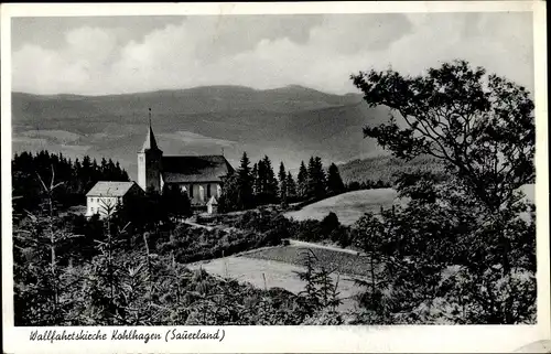 Ak Kohlhagen Kirchhundem im Sauerland, Wallfahrtskirche, Panoramaansicht, Wald