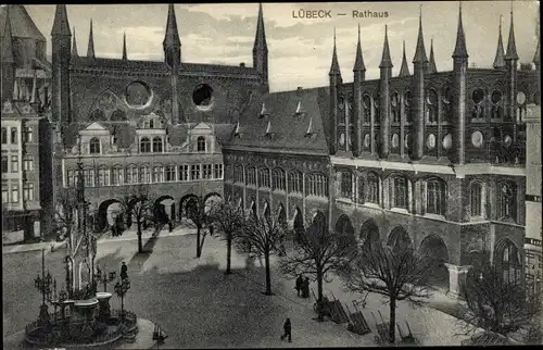 Ak Hansestadt Lübeck Holstein, Rathaus, Blick über den Platz,  Brunnen