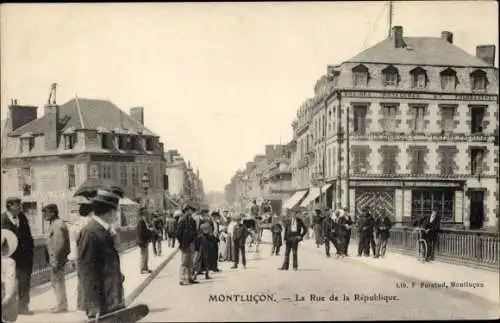 Ak Montluçon Allier, La Rue de la Republique