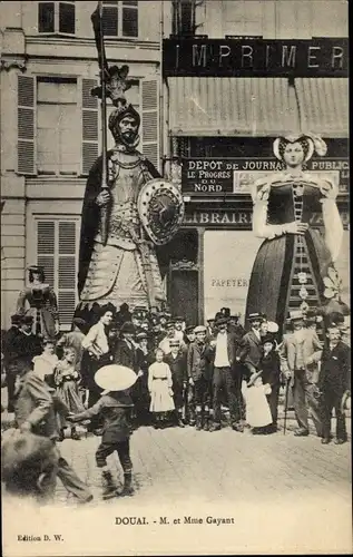 Ak Douai Nord, Riesenfiguren bei einem Festumzug, Monsieur et Madame Gayant