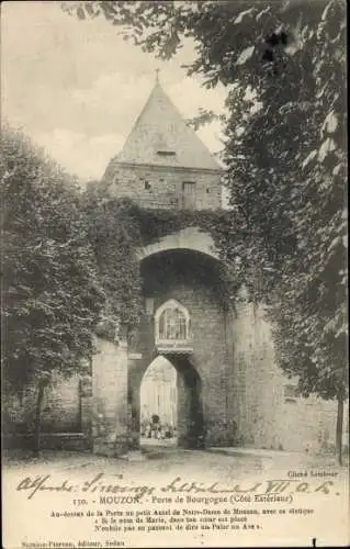 Ak Mouzon Ardennes, Straßenpartie mit Blick auf Porte de Bourgogne, Rankenwuchs