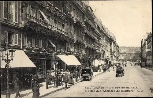 Ak Paris II. Arrondissement Bourse, La rue de la Paix, Sortie des Ateliers de couture