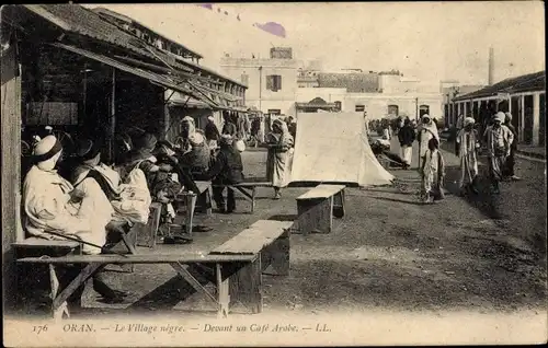Ak Oran Algerien, Le Village negre, Devant un Cafe Arabe