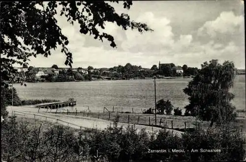 Ak Zarrentin am Schaalsee, Wasserpartie, Teilansicht vom Ort