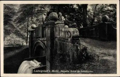 Ak Ludwigslust in Mecklenburg, Steinerne Brücke im Schloßgarten