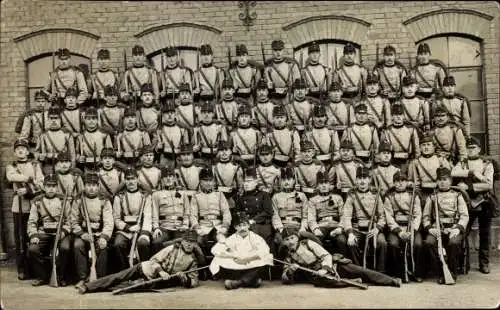 Ak Gruppenbild, Soldaten mit Gewehren