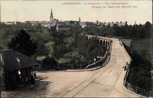 Ak Luxemburg Luxembourg, Blick auf Petrussviaduct , Eingang zur Stadt vom Bahnhof aus gesehen