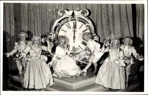 Foto Ak Schneider´s Liliputaner-Stadt und Cirkus-Revue, Liliputaner in Rokoko-Kostümen u. großer Uhr