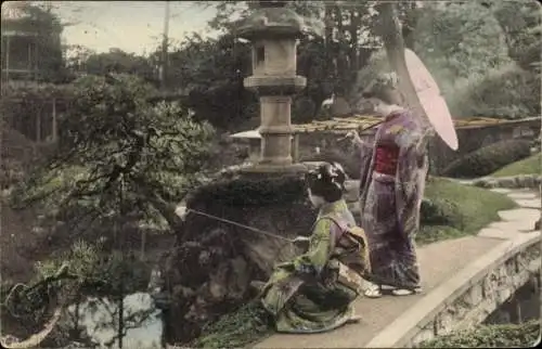 Ak Japan, zwei Japanerinnen in traditioneller Tracht in japanischem Garten