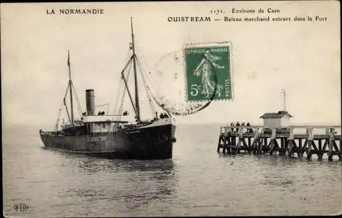 Ak Ouistreham Calvados, Bateau marchand entrant dans le Port