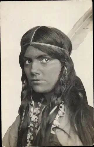 Foto Ak Portrait einer Indianerin, Feder, Schmuck, Zöpfe, Hatty and Mac Deece