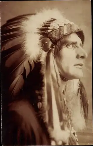 Foto Ak Profilansicht eines Indianers, Federbusch, Hatty and Mac Deece