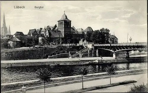 Ak Hansestadt Lübeck, Burgtor, Blick über die Trave