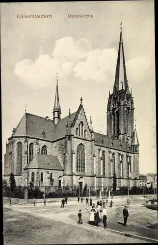 Ak Kaiserslautern in der Pfalz, Marienkirche, Spaziergänger