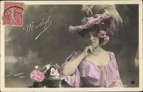 Ak Frauenportrait mit Federhut, Marthyl