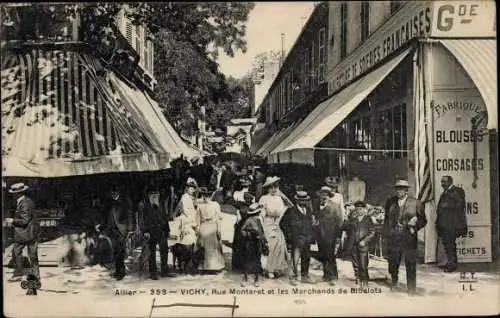 Ak Vichy Allier, Rue Montaret et les Marchands de Bibelots