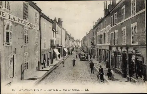 Ak Neufchâteau Lothringen Vosges, Entree de la Rue de France