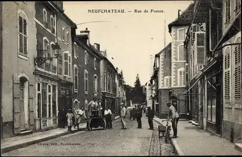 Ak Neufchâteau Lothringen Vosges, Rue de France