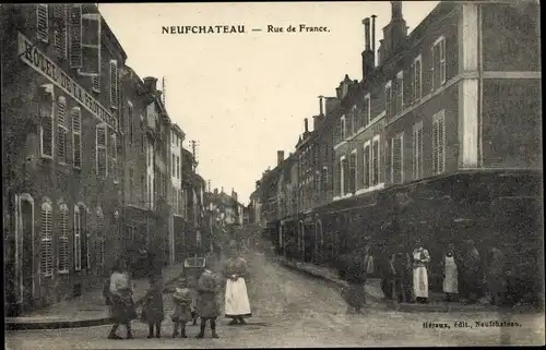 Ak Neufchâteau Lothringen Vosges, Rue de France