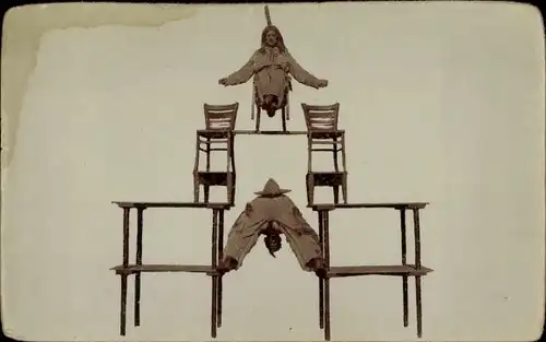 Foto Ak Cowboy, Indianer, Balanceakt aus Tischen und Stühlen, Wild West Schauspiel, Fotomontage