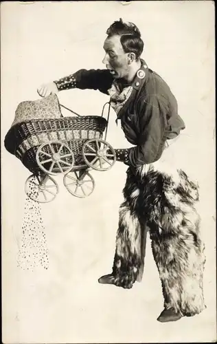Foto Ak Cowboy, Puppenwagen, Wild West Schauspiel, Fotomontage