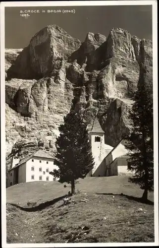 Ak S. Croce Val Badia Südtirol, Kirche, Gebäude, Felswand