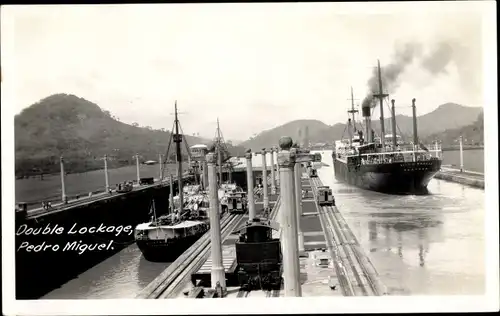 Foto Ak Panama Kanal, Double Lockage, Pedro Miguel, Dampfer in der Schleuse