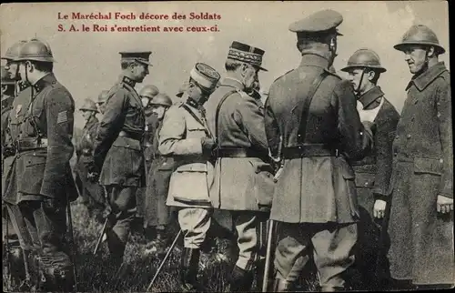 Ak Le Marechal Foch decore des Soldats, SA le Roi s'entretient avec ceux-ci, Albert I.