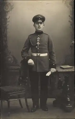 Foto Ak Deutscher Soldat in Uniform, Eisernes Kreuz, Standportrait