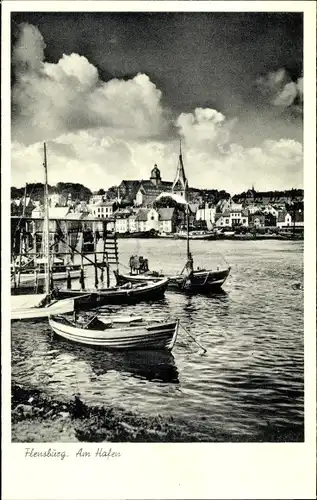 Ak Flensburg in Schleswig Holstein, Partie am Hafen mit Booten, Blick zur Stadt