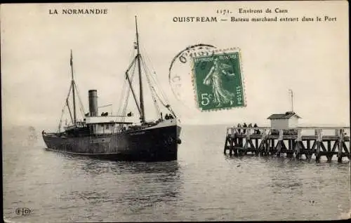 Ak Ouistreham Calvados, Bateau marchand entrant dans le Port