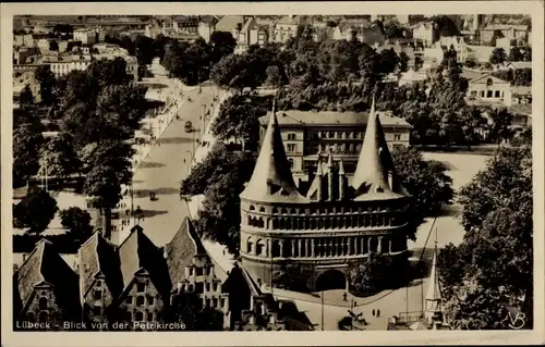 Ak Lübeck in Schleswig Holstein, Holstentor von der Petrikirche gesehen