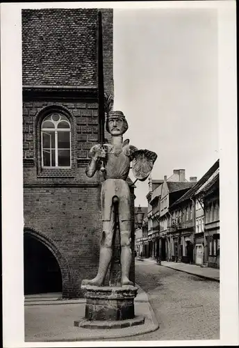 Ak Stendal, Roland mit Schwert vorm Rathaus