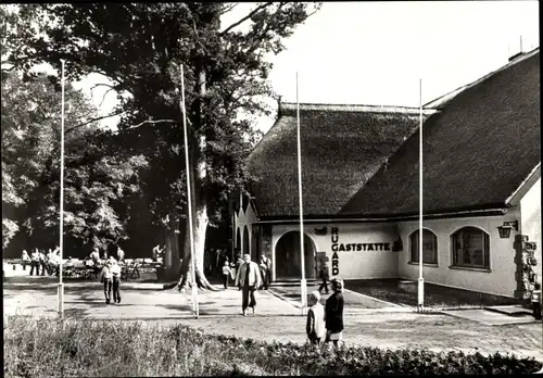 Ak Bergen auf der Insel Rügen, Rugard-Gaststätte, Spaziergänger